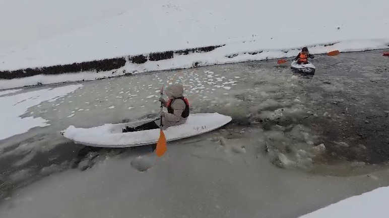 tokat-ordu-sinirinda-donan-mendereslerde-kano-yaptilar