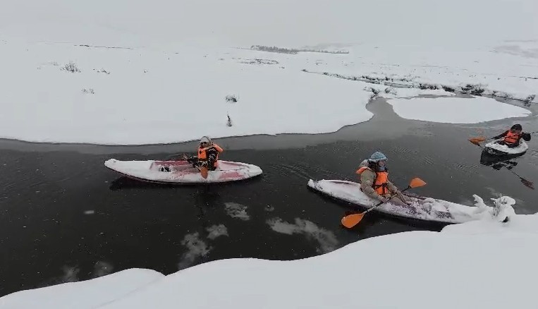 tokat-ordu-sinirinda-donan-mendereslerde-kano-yaptilar