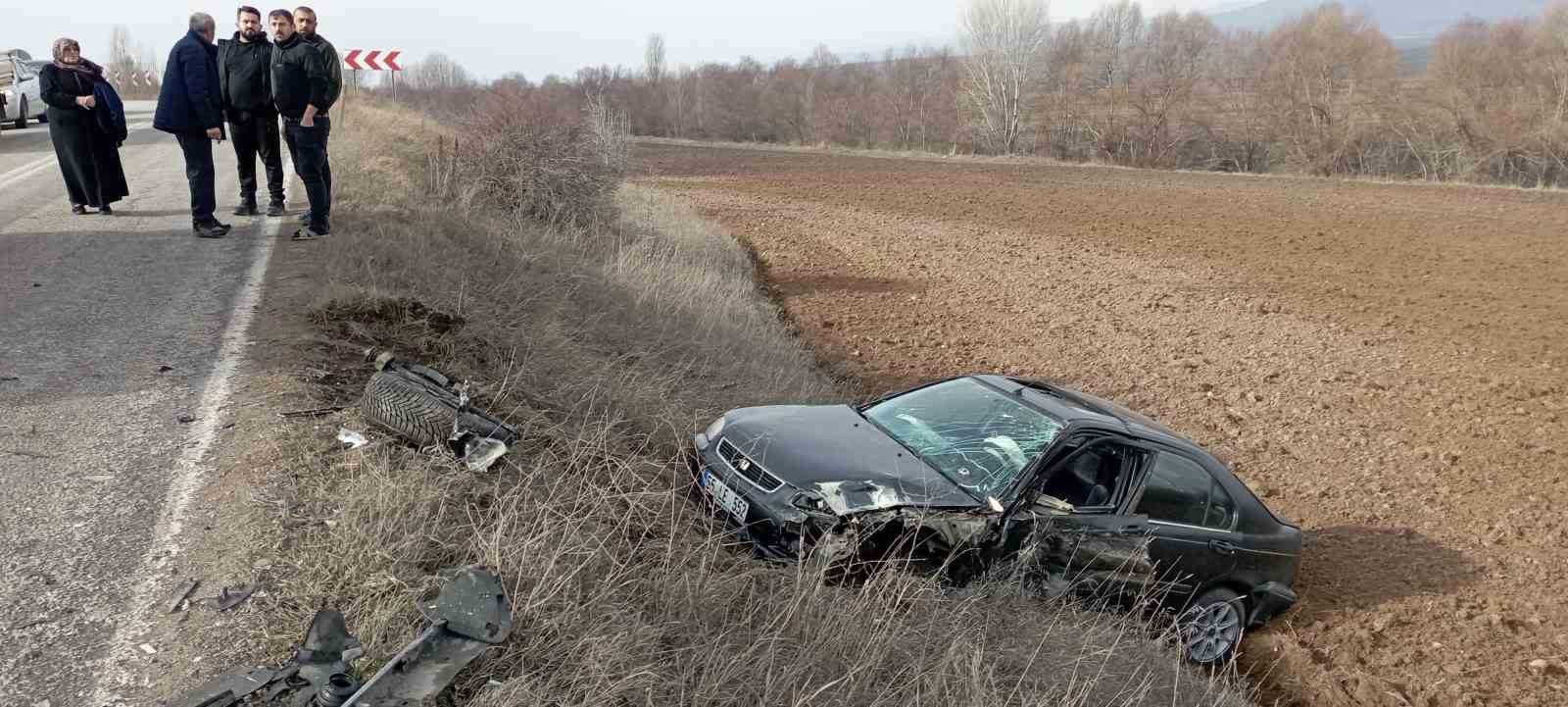 tokatta-iki-otomobil-kafa-kafaya-carpisti-3-yarali
