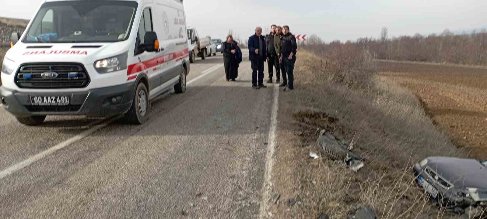 tokatta-iki-otomobil-kafa-kafaya-carpisti-3-yarali