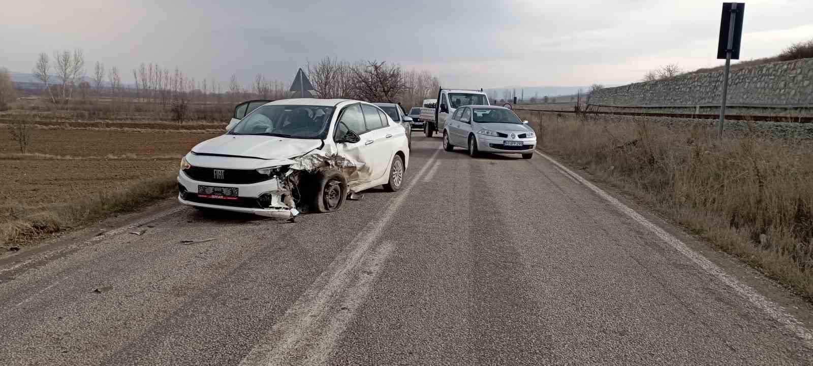 tokatta-iki-otomobil-kafa-kafaya-carpisti-3-yarali