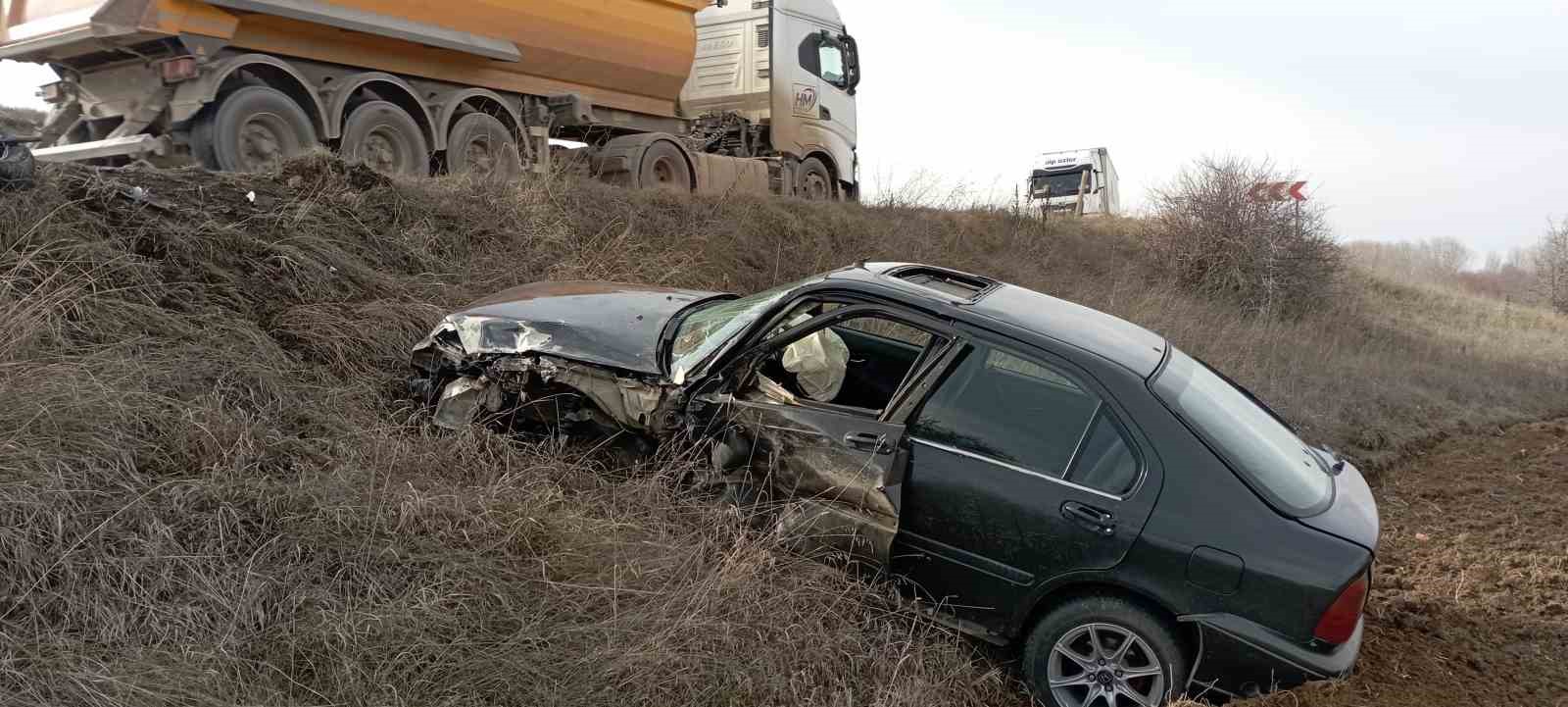 tokatta-iki-otomobil-kafa-kafaya-carpisti-3-yarali