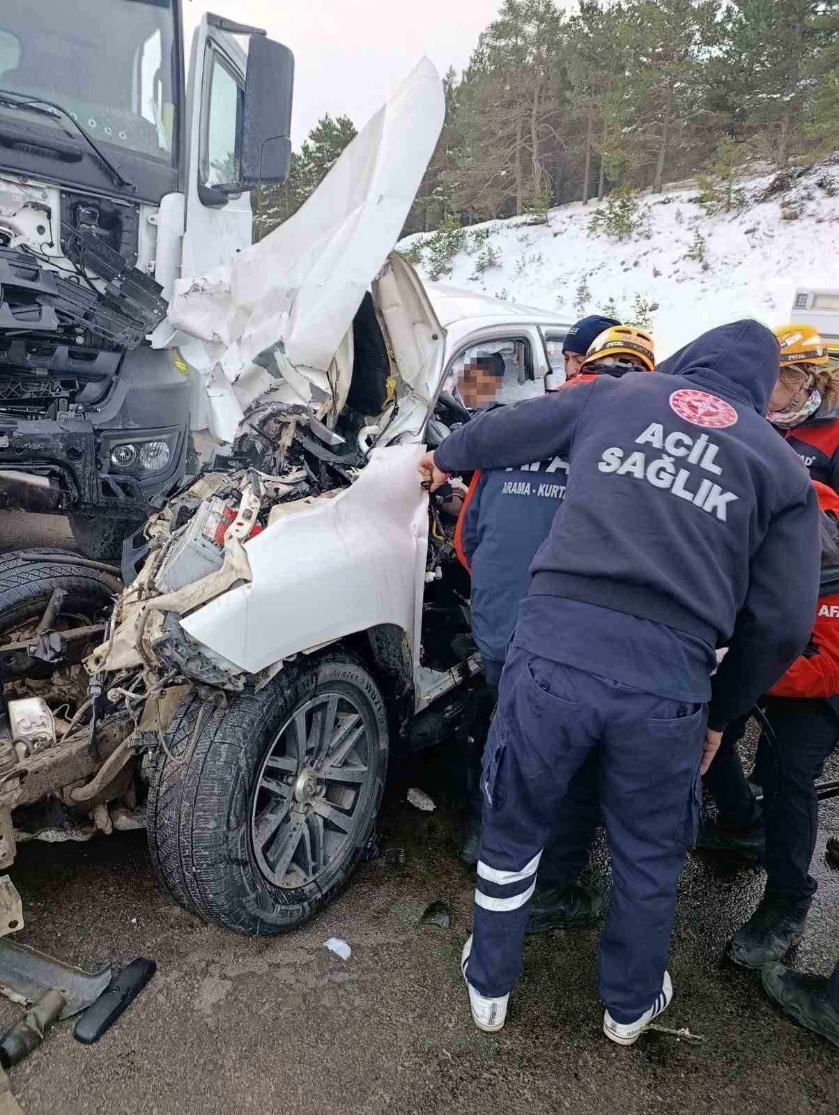 tokatta-kamyonet-ile-tir-carpisti-1-olu-2-yarali