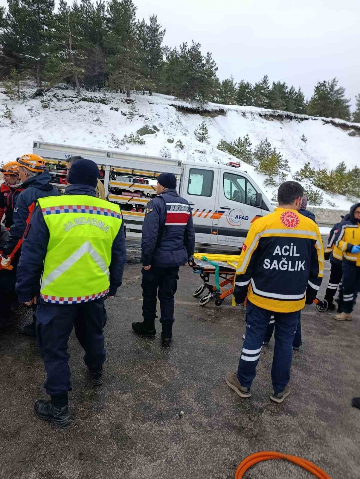 tokatta-kamyonet-ile-tir-carpisti-1-olu-2-yarali