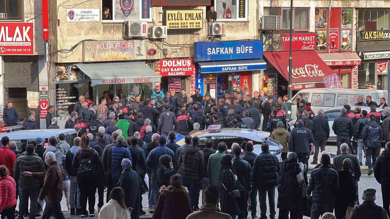 trabzonda-bicakli-kavga-1i-agir-8-yarali