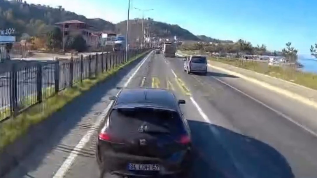 trabzonda-kazaya-davetiye-cikartan-yollar-ve-suruculer-arac-kameralarina-yansidi