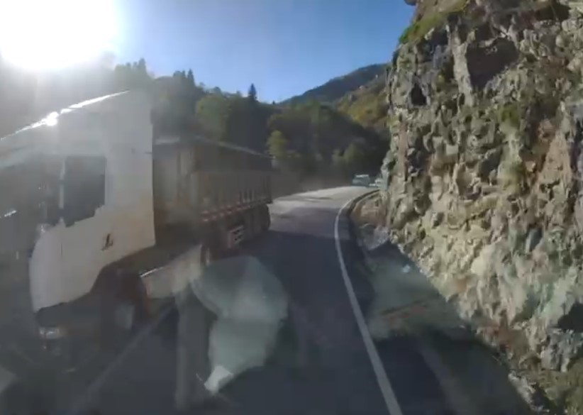 trabzonda-kazaya-davetiye-cikartan-yollar-ve-suruculer-arac-kameralarina-yansidi