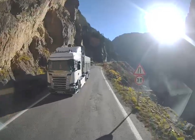 trabzonda-kazaya-davetiye-cikartan-yollar-ve-suruculer-arac-kameralarina-yansidi