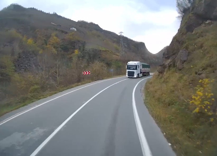 trabzonda-kazaya-davetiye-cikartan-yollar-ve-suruculer-arac-kameralarina-yansidi