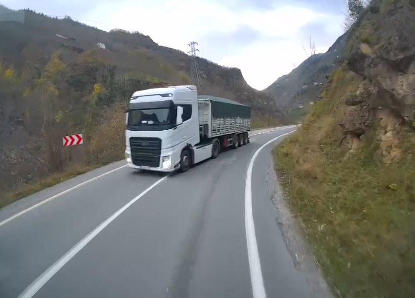 trabzonda-kazaya-davetiye-cikartan-yollar-ve-suruculer-arac-kameralarina-yansidi