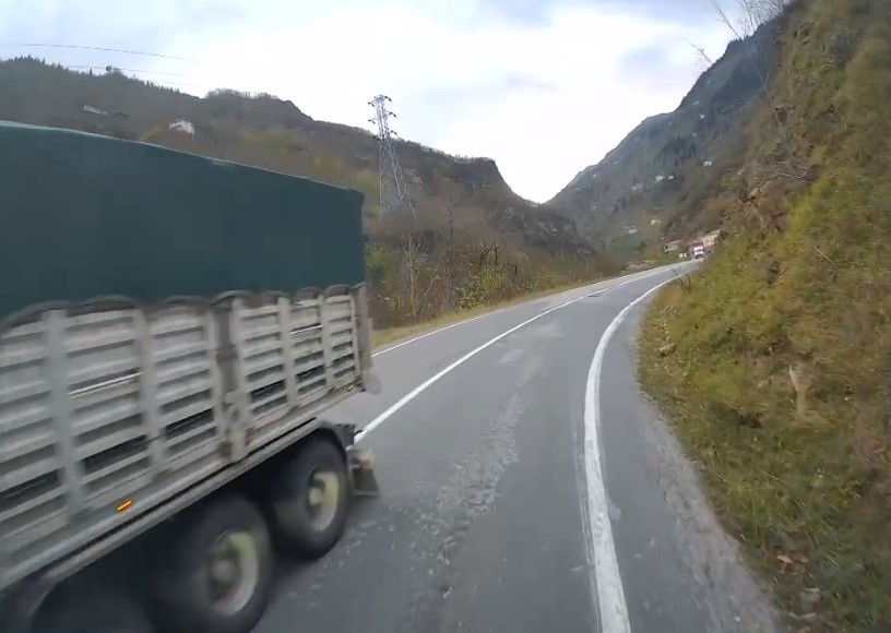 trabzonda-kazaya-davetiye-cikartan-yollar-ve-suruculer-arac-kameralarina-yansidi