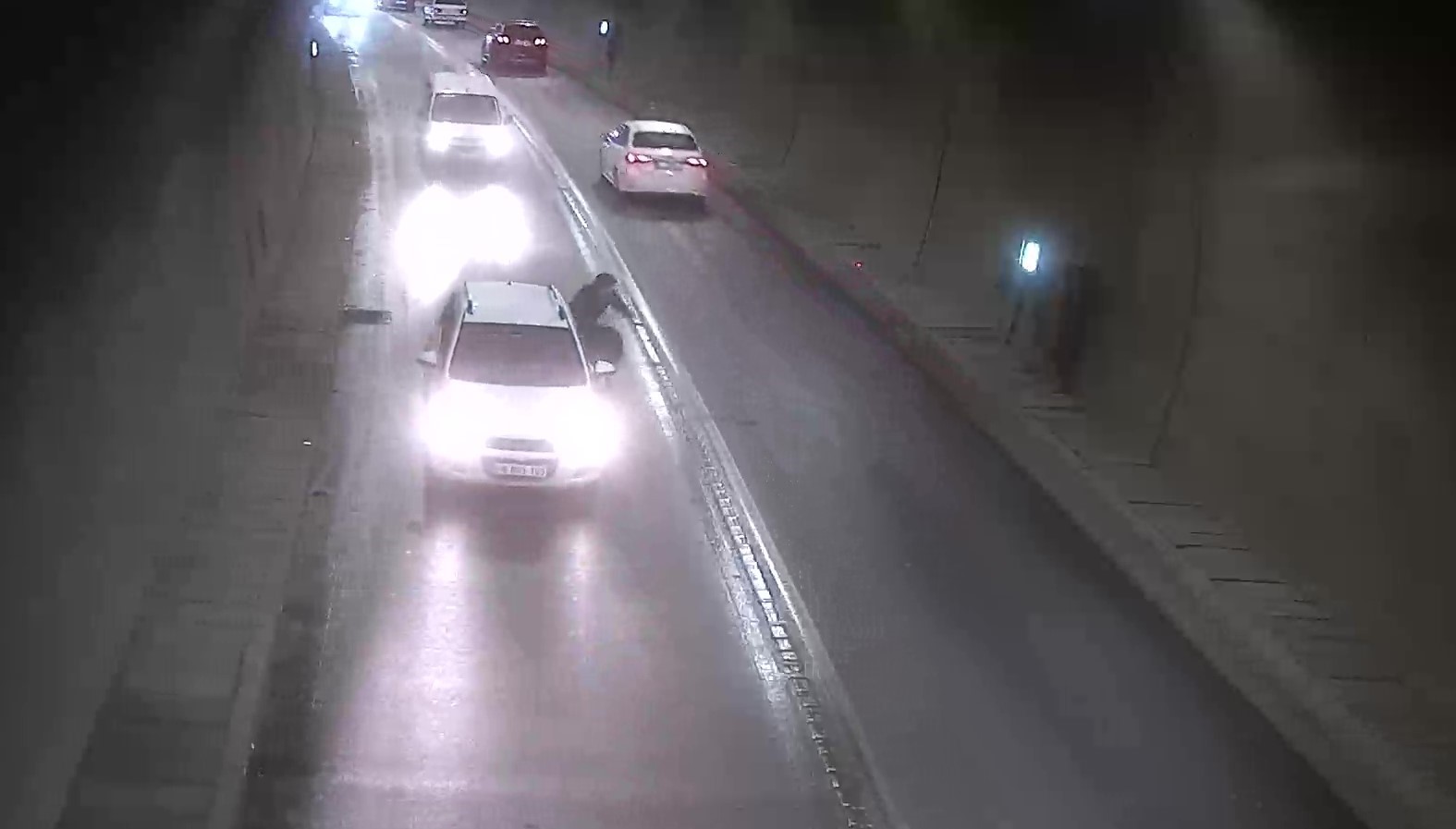 tunelde-bir-anda-duran-otomobile-motosiklet-carpti-kaza-ani-kamerada