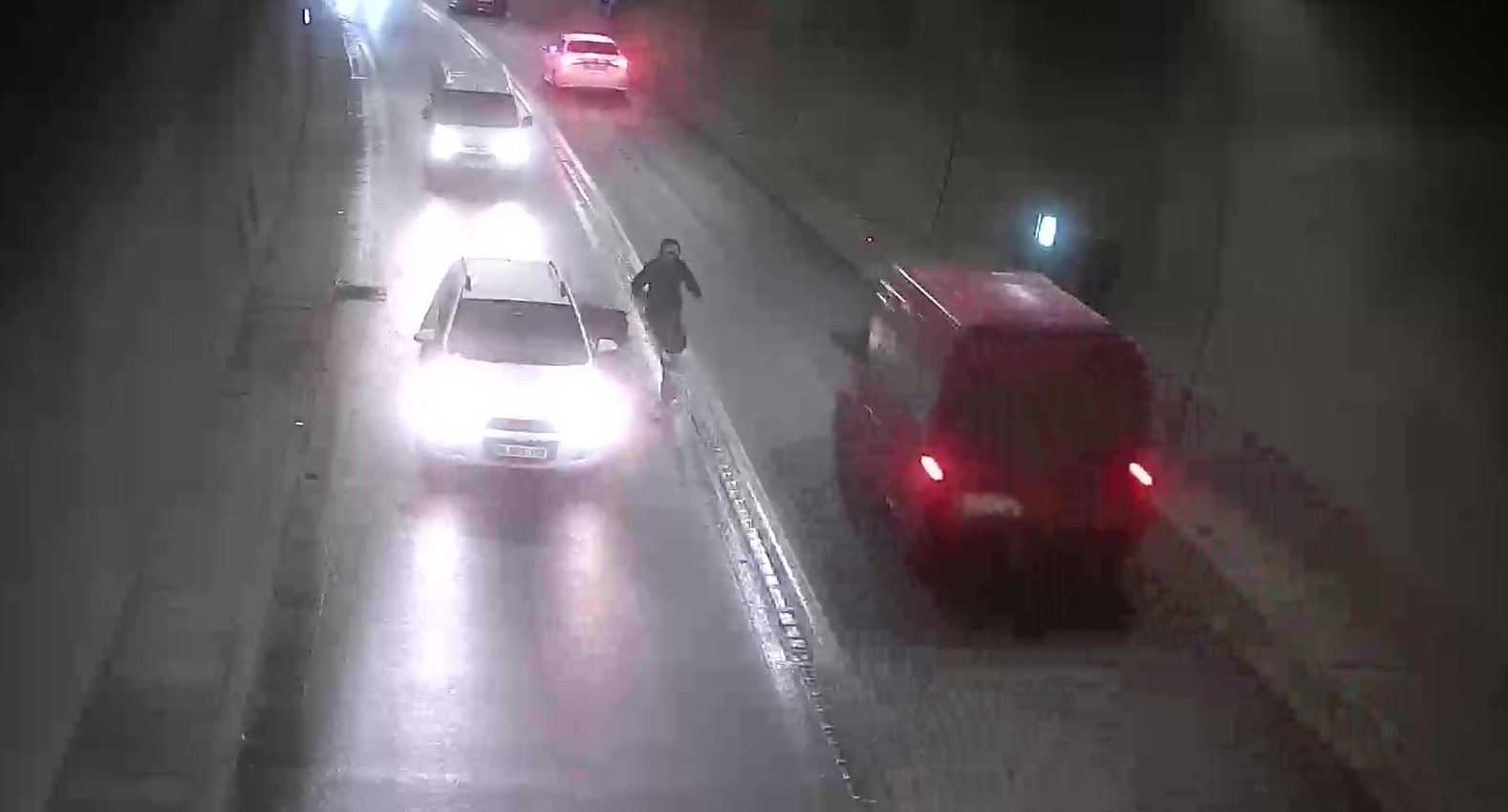 tunelde-bir-anda-duran-otomobile-motosiklet-carpti-kaza-ani-kamerada