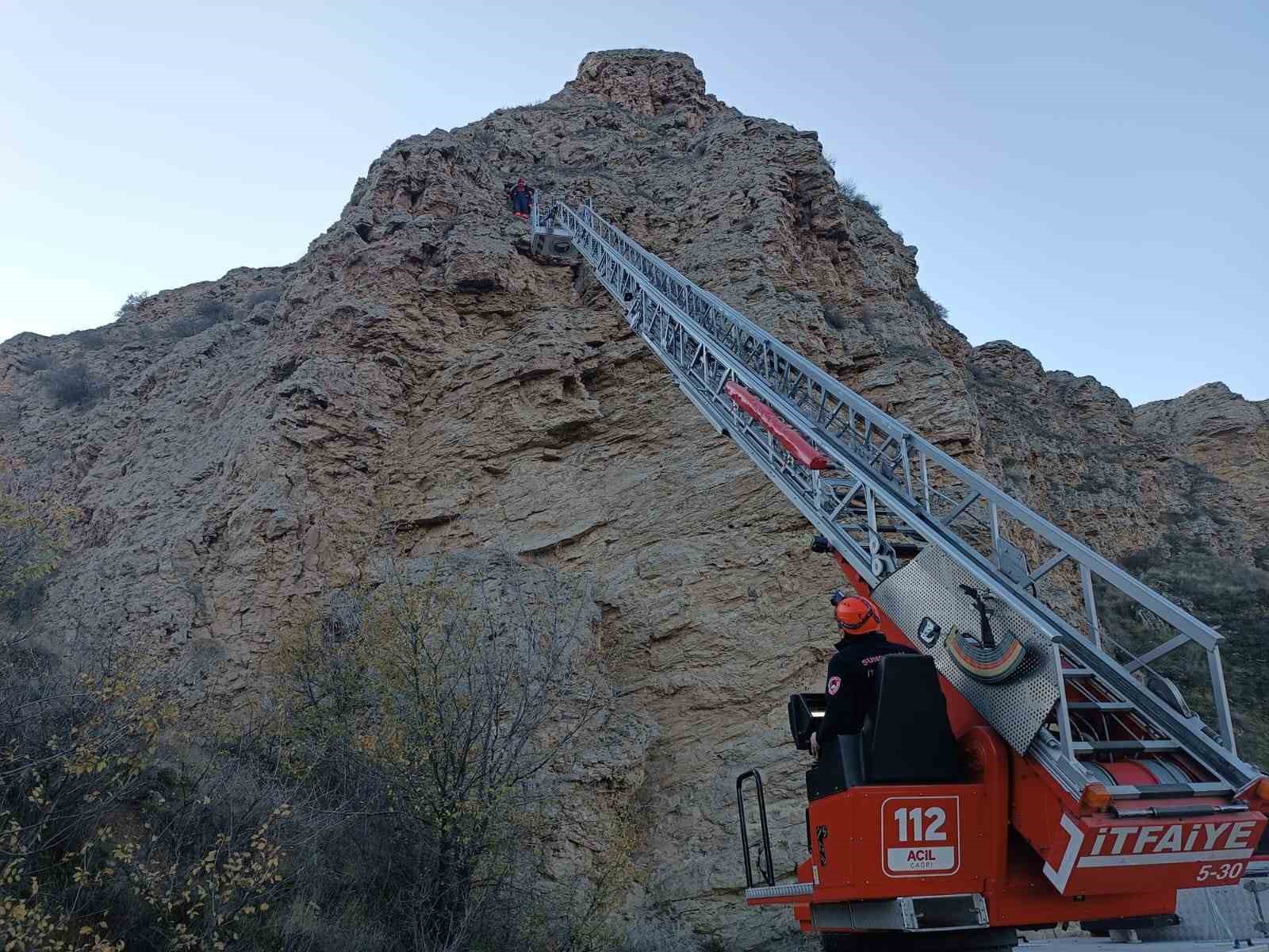 ucurumda-mahsur-kalan-kecileri-itfaiye-kurtardi