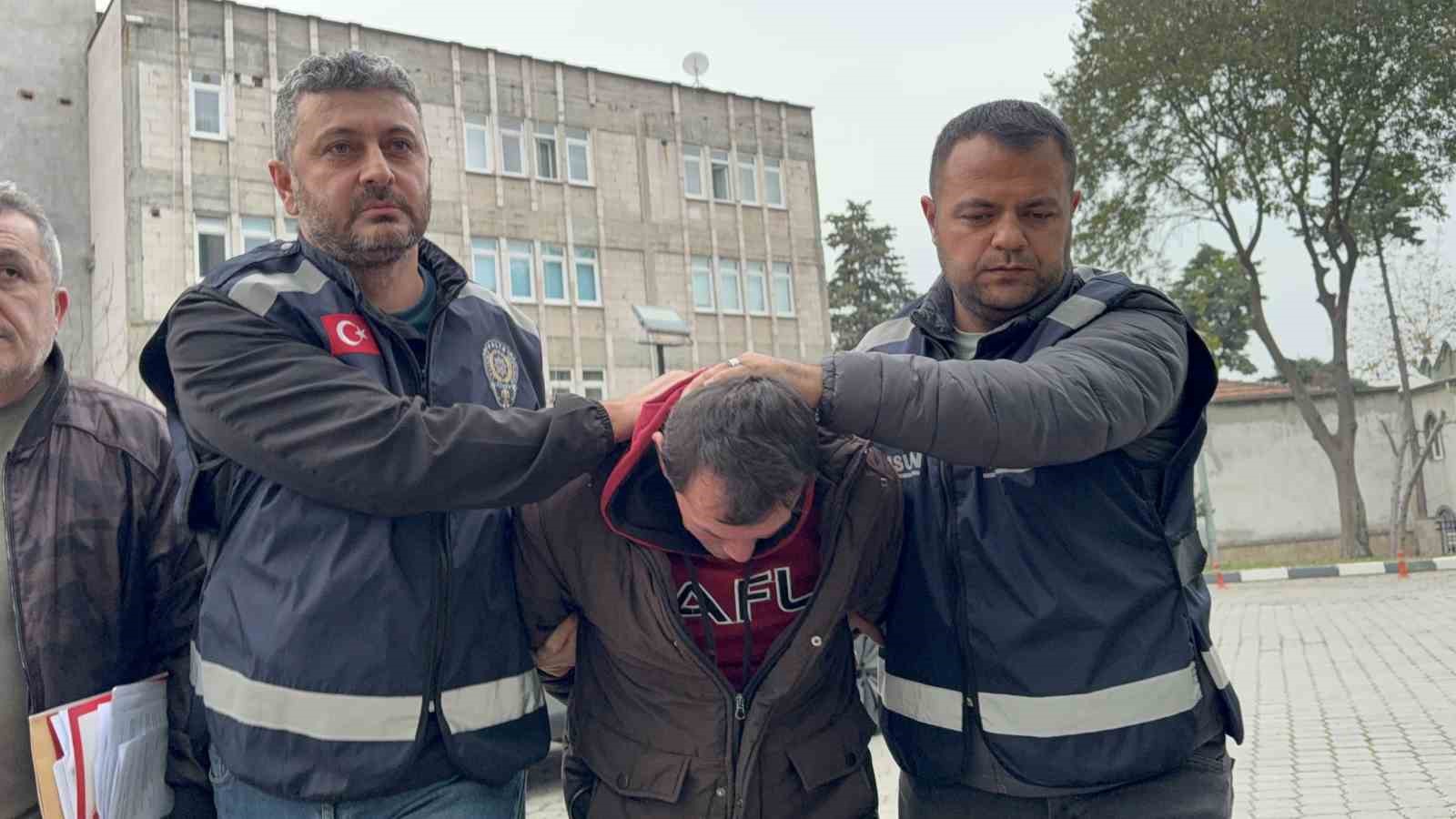 uvey-oglunu-bicaklayarak-oldurdu