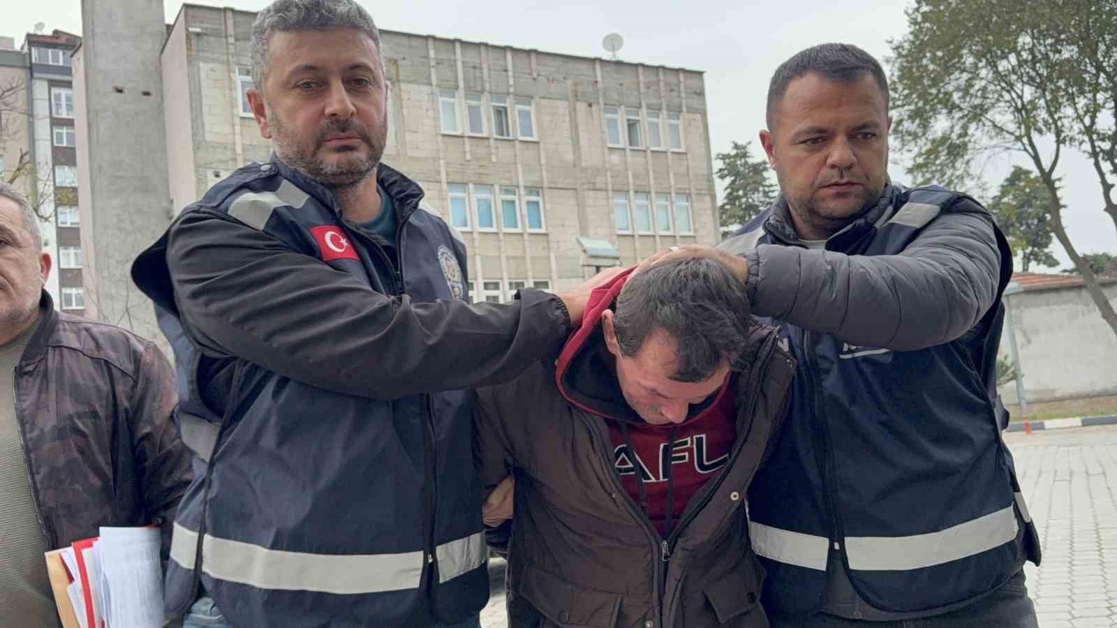 uvey-oglunu-bicaklayarak-oldurdu