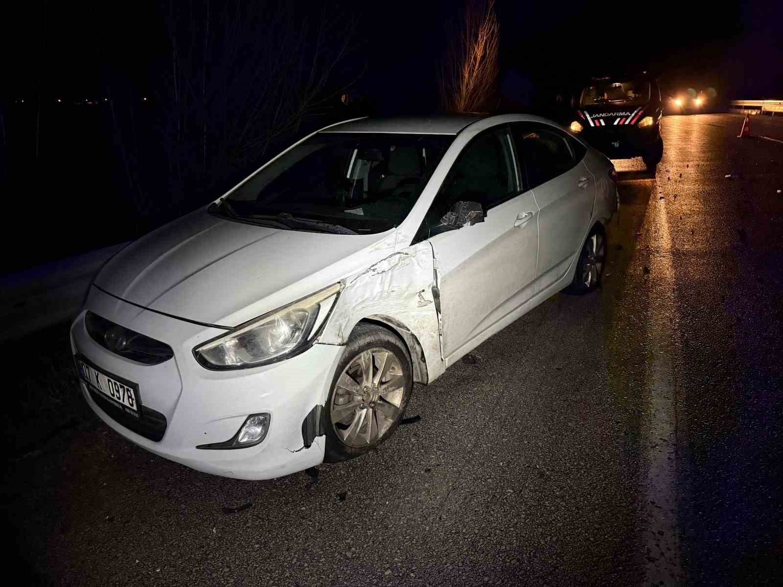 yaraliya-yardim-etmek-istedi-emniyet-seridindeki-otomobiline-ticari-arac-carpti-4-yarali