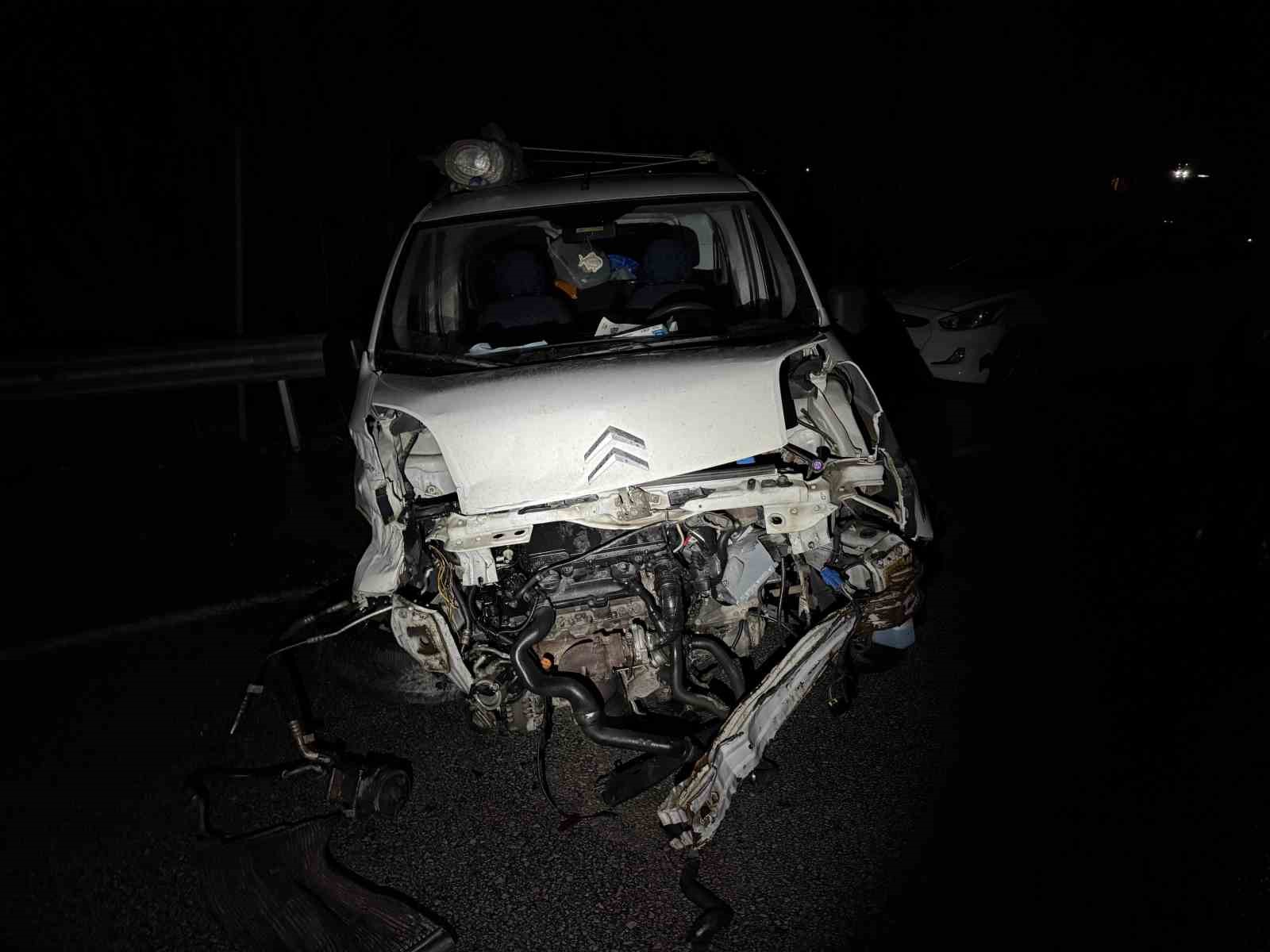 yaraliya-yardim-etmek-istedi-emniyet-seridindeki-otomobiline-ticari-arac-carpti-4-yarali