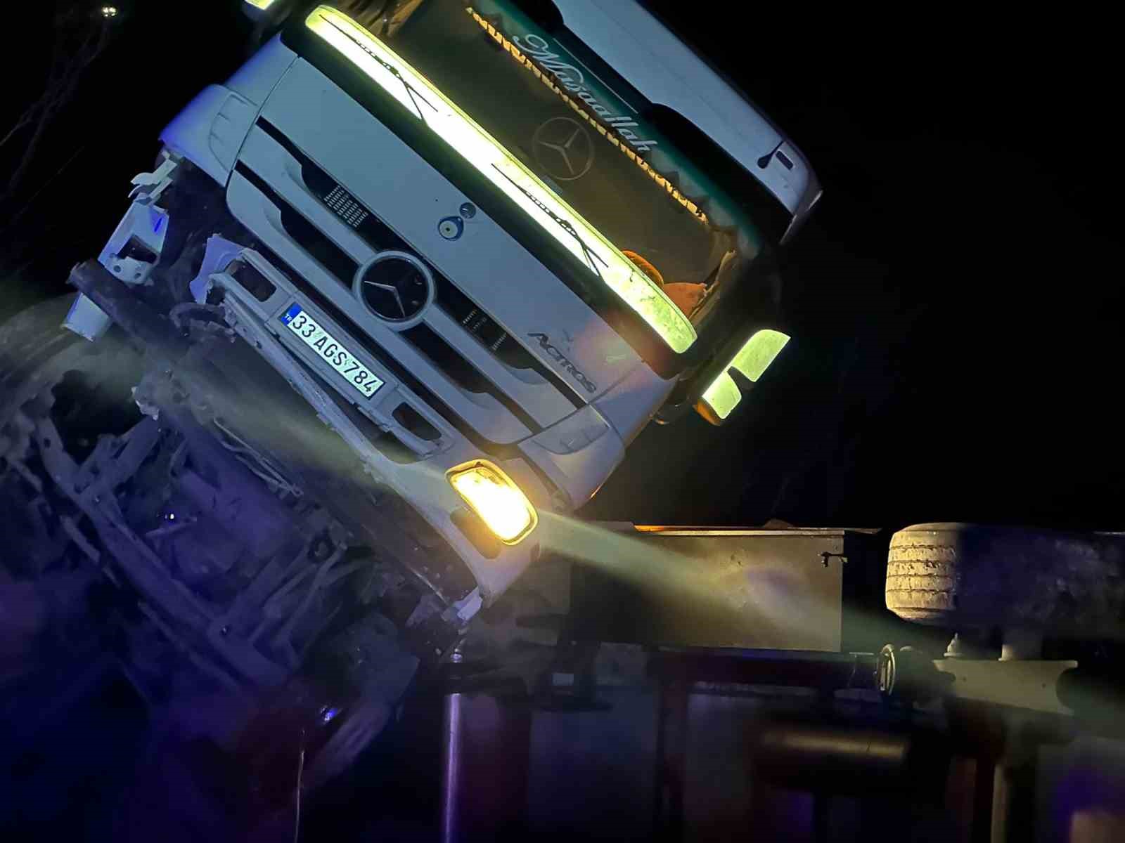 yaraliya-yardim-etmek-istedi-emniyet-seridindeki-otomobiline-ticari-arac-carpti-4-yarali