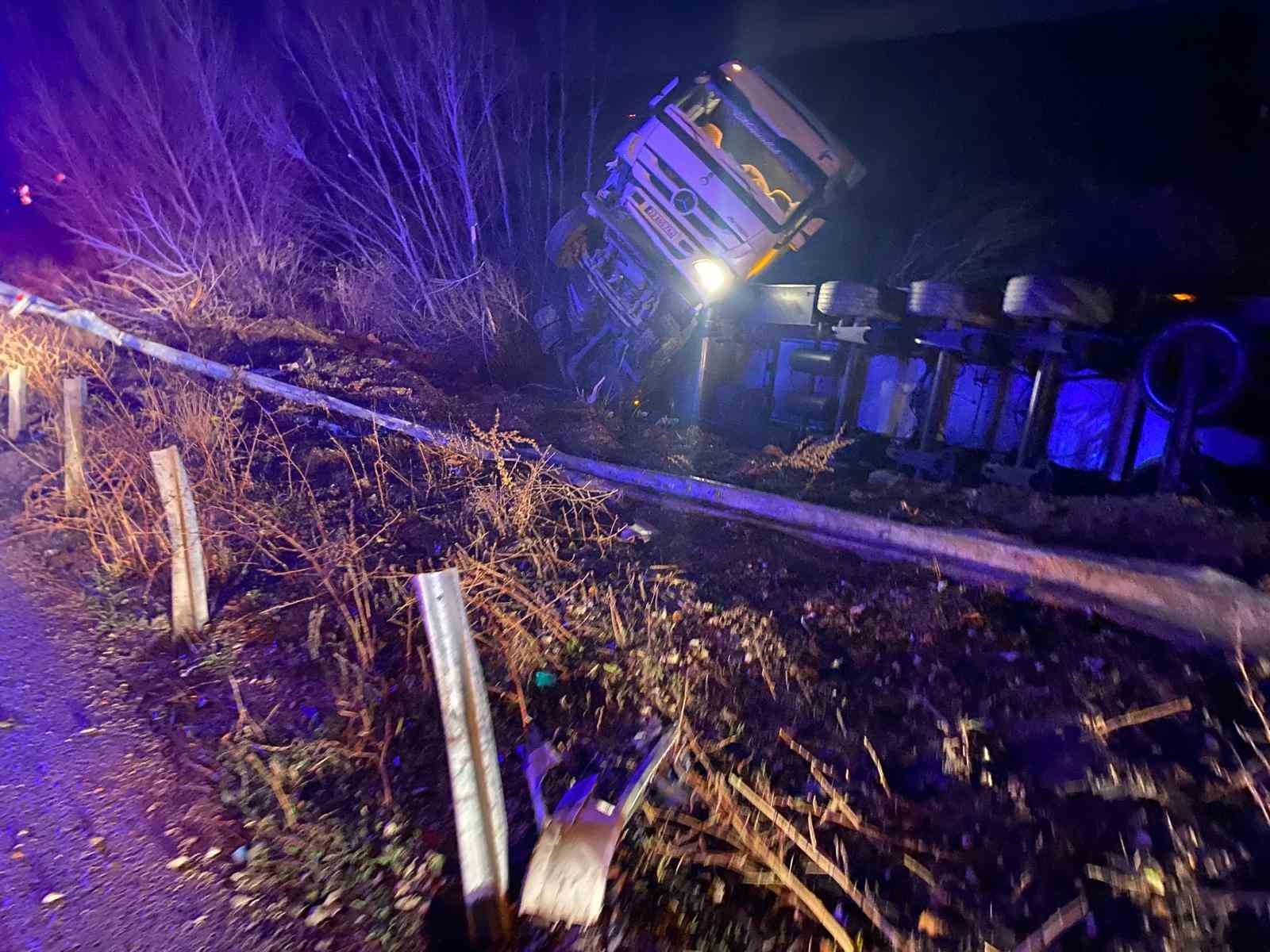 yaraliya-yardim-etmek-istedi-emniyet-seridindeki-otomobiline-ticari-arac-carpti-4-yarali