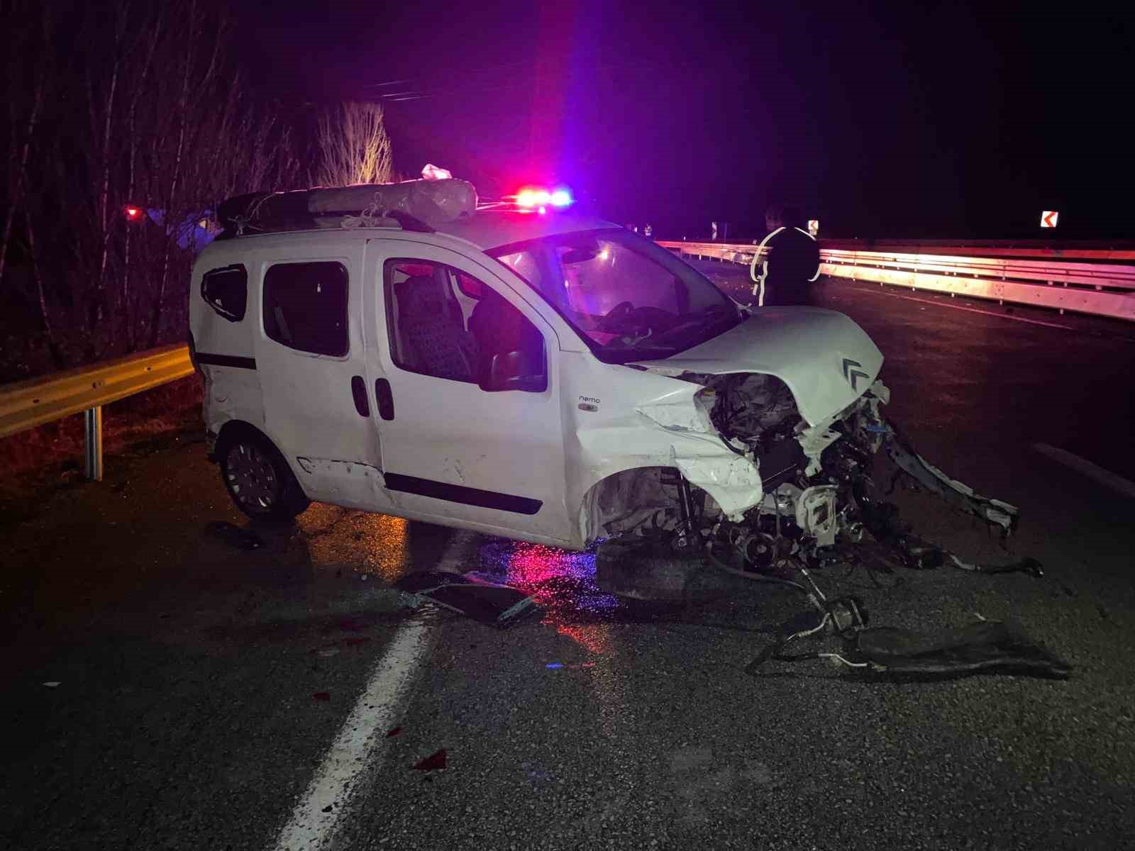 yaraliya-yardim-etmek-istedi-emniyet-seridindeki-otomobiline-ticari-arac-carpti-4-yarali