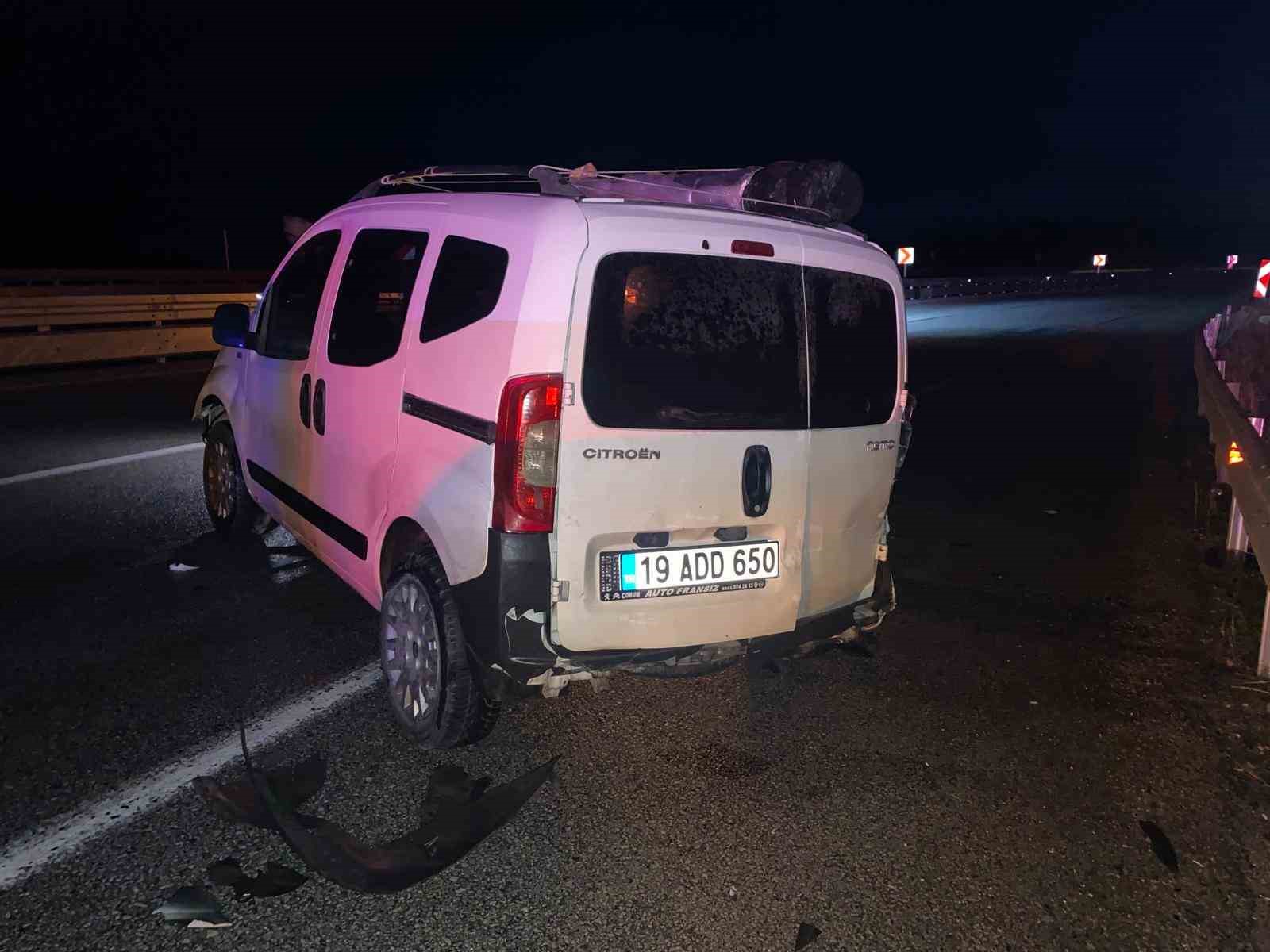 yaraliya-yardim-etmek-istedi-emniyet-seridindeki-otomobiline-ticari-arac-carpti-4-yarali