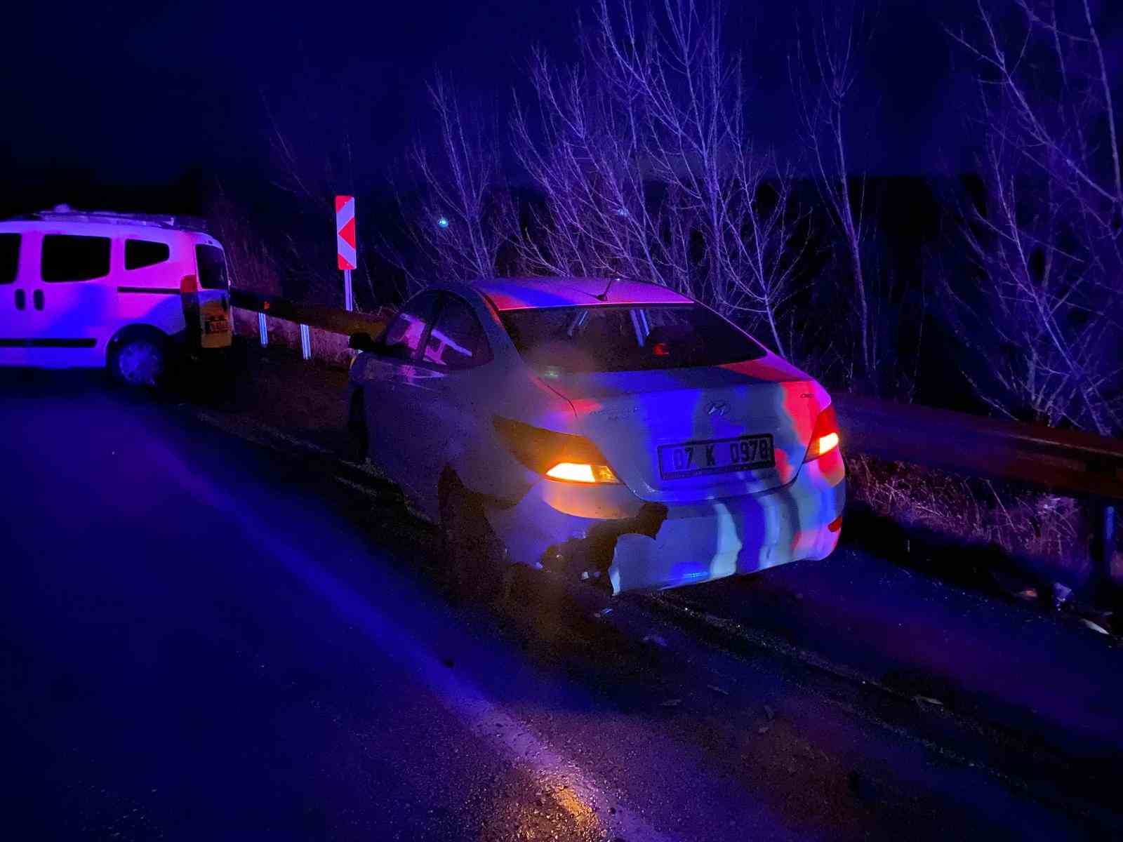 yaraliya-yardim-etmek-istedi-emniyet-seridindeki-otomobiline-ticari-arac-carpti-4-yarali