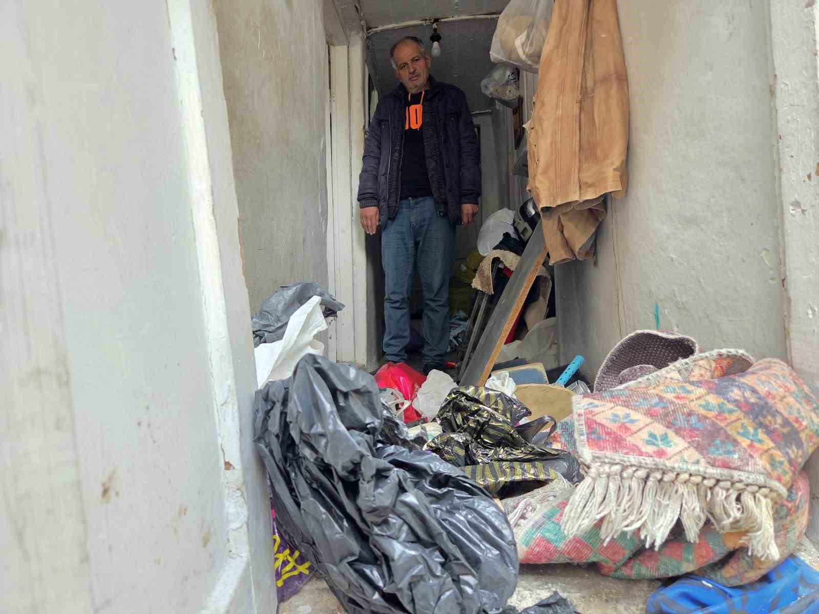 yazin-evinden-4-kamyon-cop-cikarildi-ama-iceride-hala-2-kamyonluk-cop-var