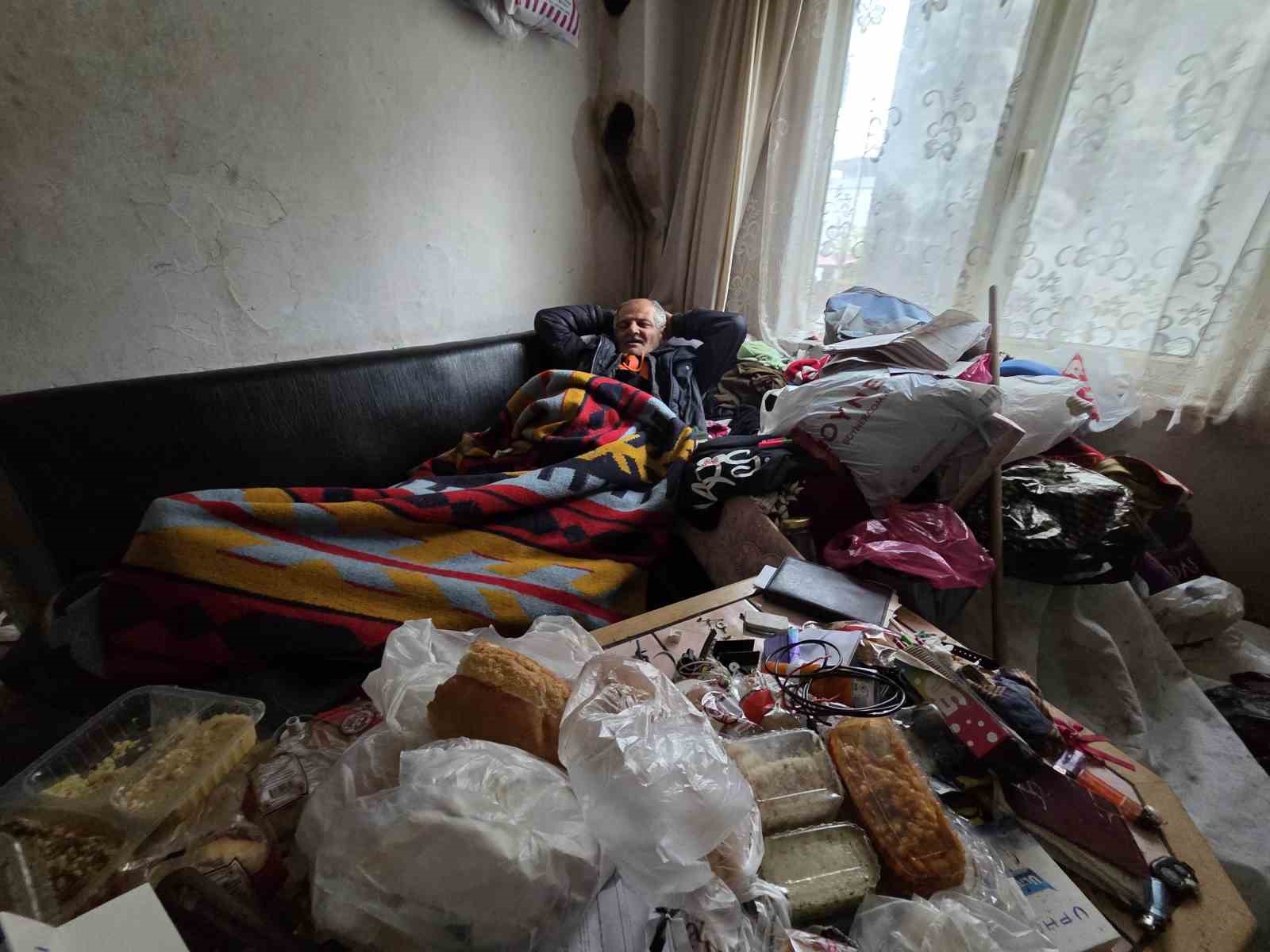 yazin-evinden-4-kamyon-cop-cikarildi-ama-iceride-hala-2-kamyonluk-cop-var