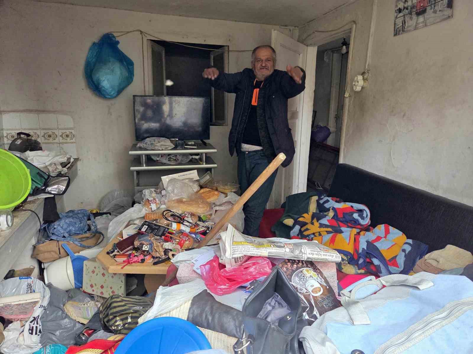 yazin-evinden-4-kamyon-cop-cikarildi-ama-iceride-hala-2-kamyonluk-cop-var