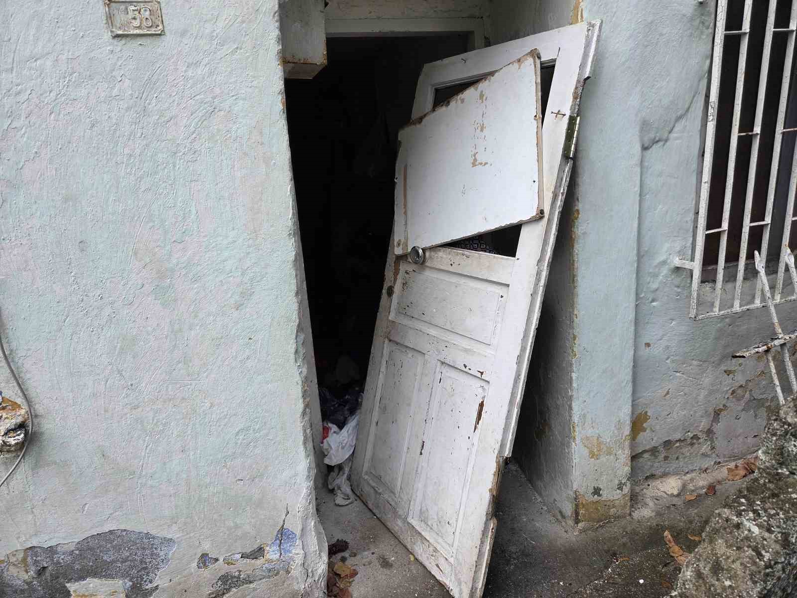 yazin-evinden-4-kamyon-cop-cikarildi-ama-iceride-hala-2-kamyonluk-cop-var