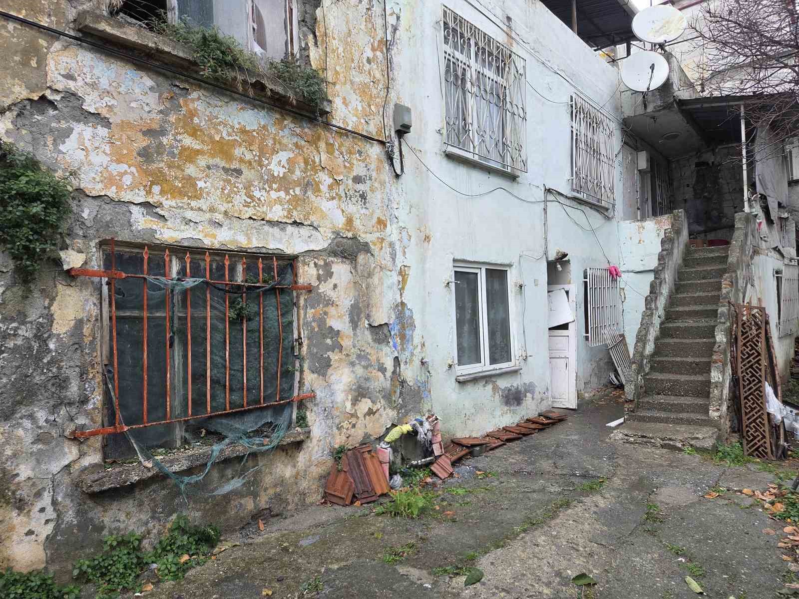 yazin-evinden-4-kamyon-cop-cikarildi-ama-iceride-hala-2-kamyonluk-cop-var