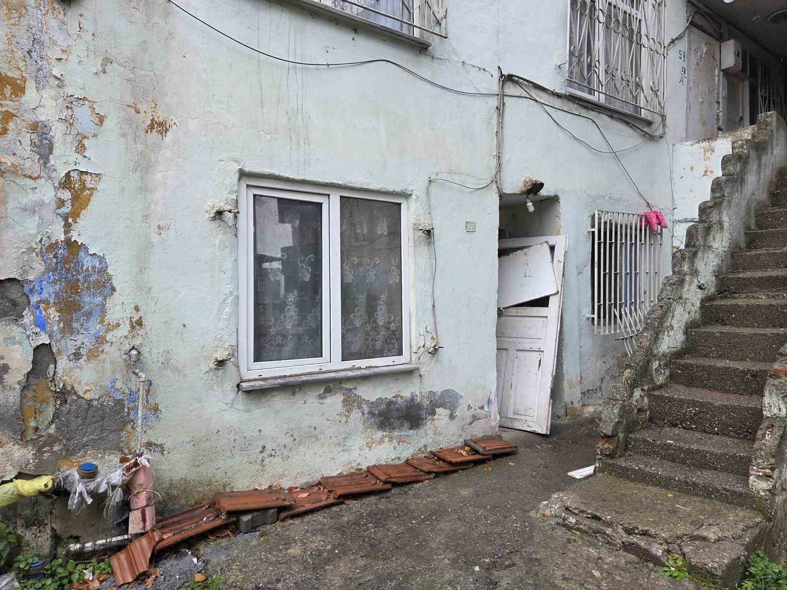 yazin-evinden-4-kamyon-cop-cikarildi-ama-iceride-hala-2-kamyonluk-cop-var