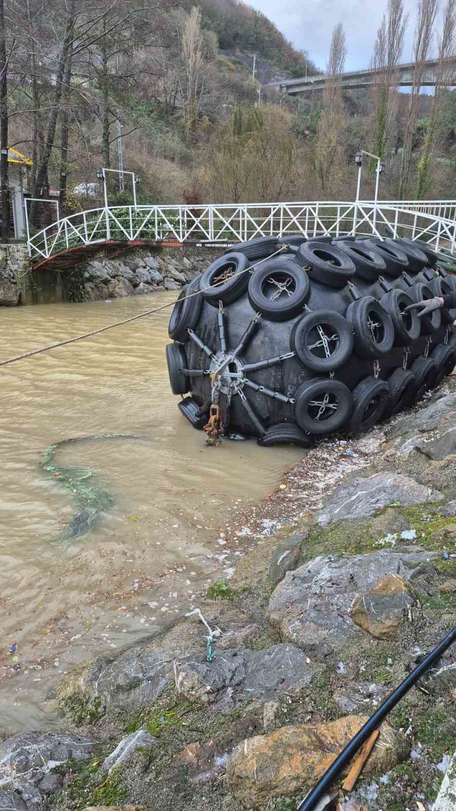 zonguldakta-kopruyu-tehdit-eden-dev-cisme-itfaiye-mudahalesi