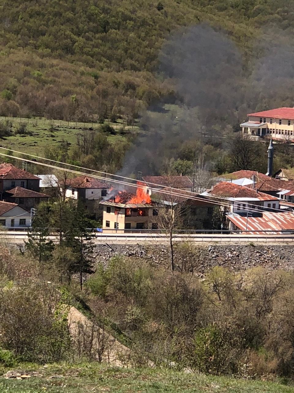 alevlere-teslim-olan-uc-katli-ev-kullanilmaz-hale-geldi