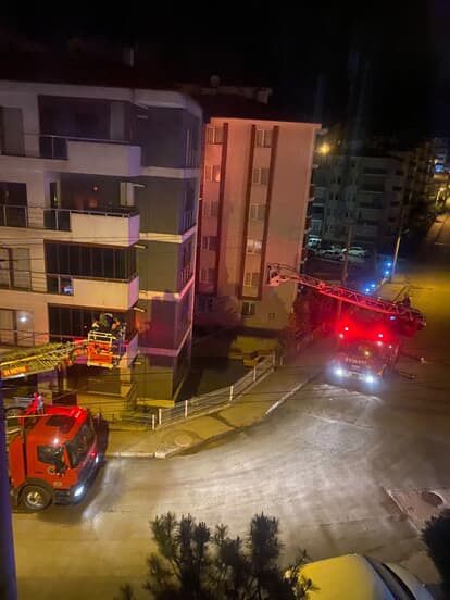 apartmanda-korkutan-yangin-5-kisi-dumandan-etkilendi