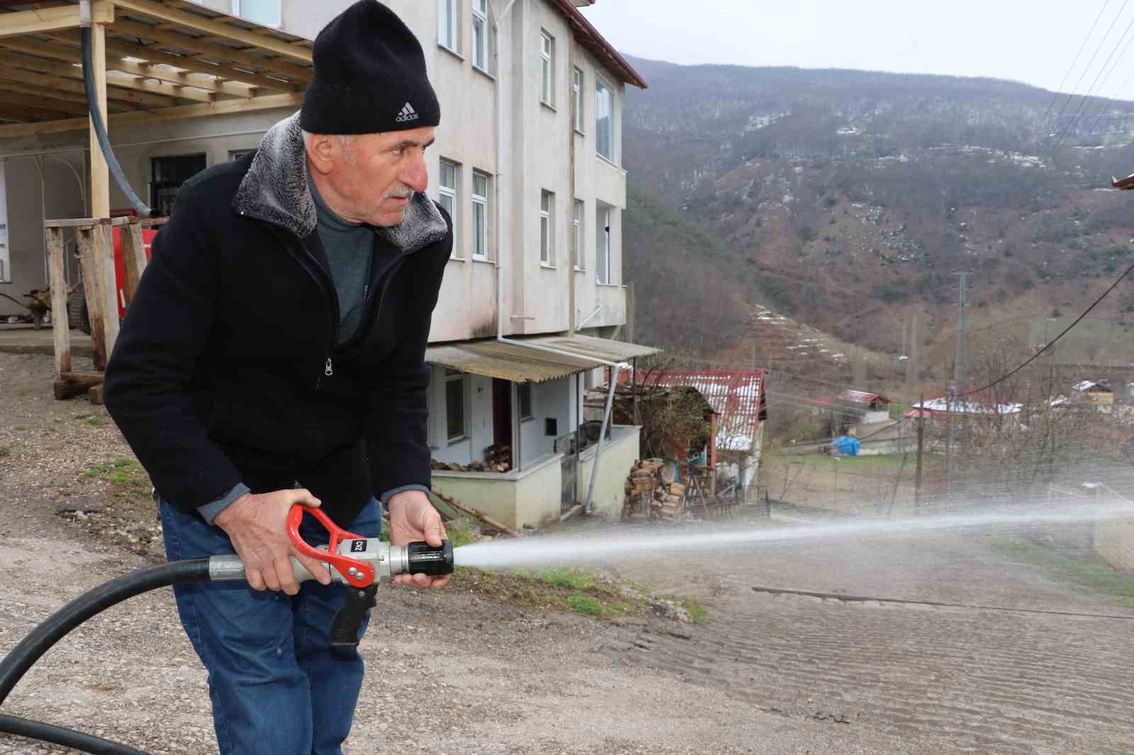 bu-koyde-her-sokakta-yangin-vanasi-var