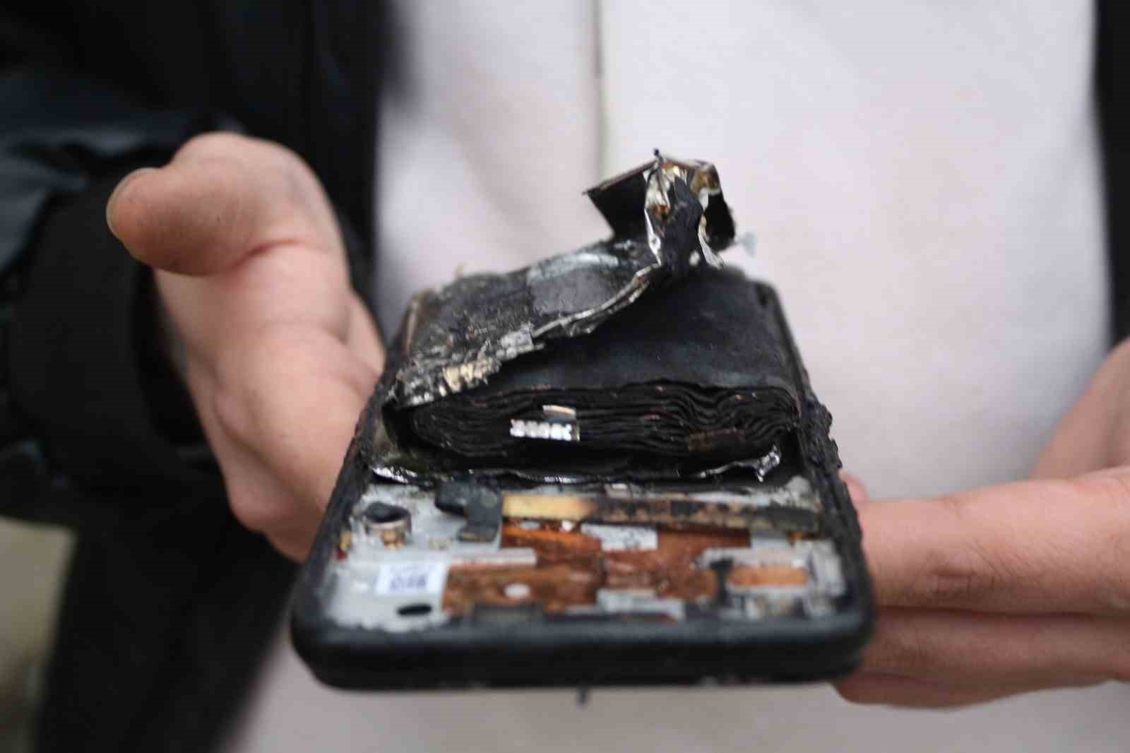 cep-telefonu-bataryasi-tamir-sirasinda-alev-aldi