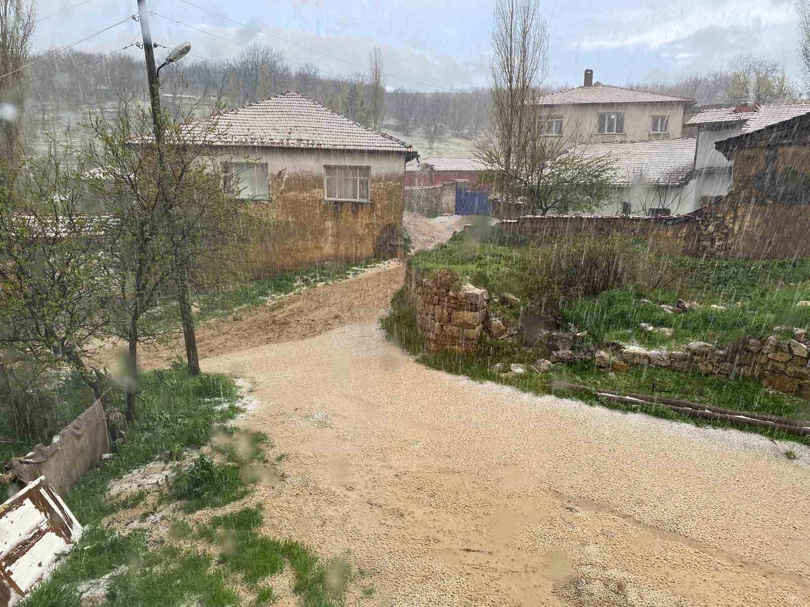 corumda-dolu-yagisi-etkili-oldu-tarlalar-beyaza-burundu