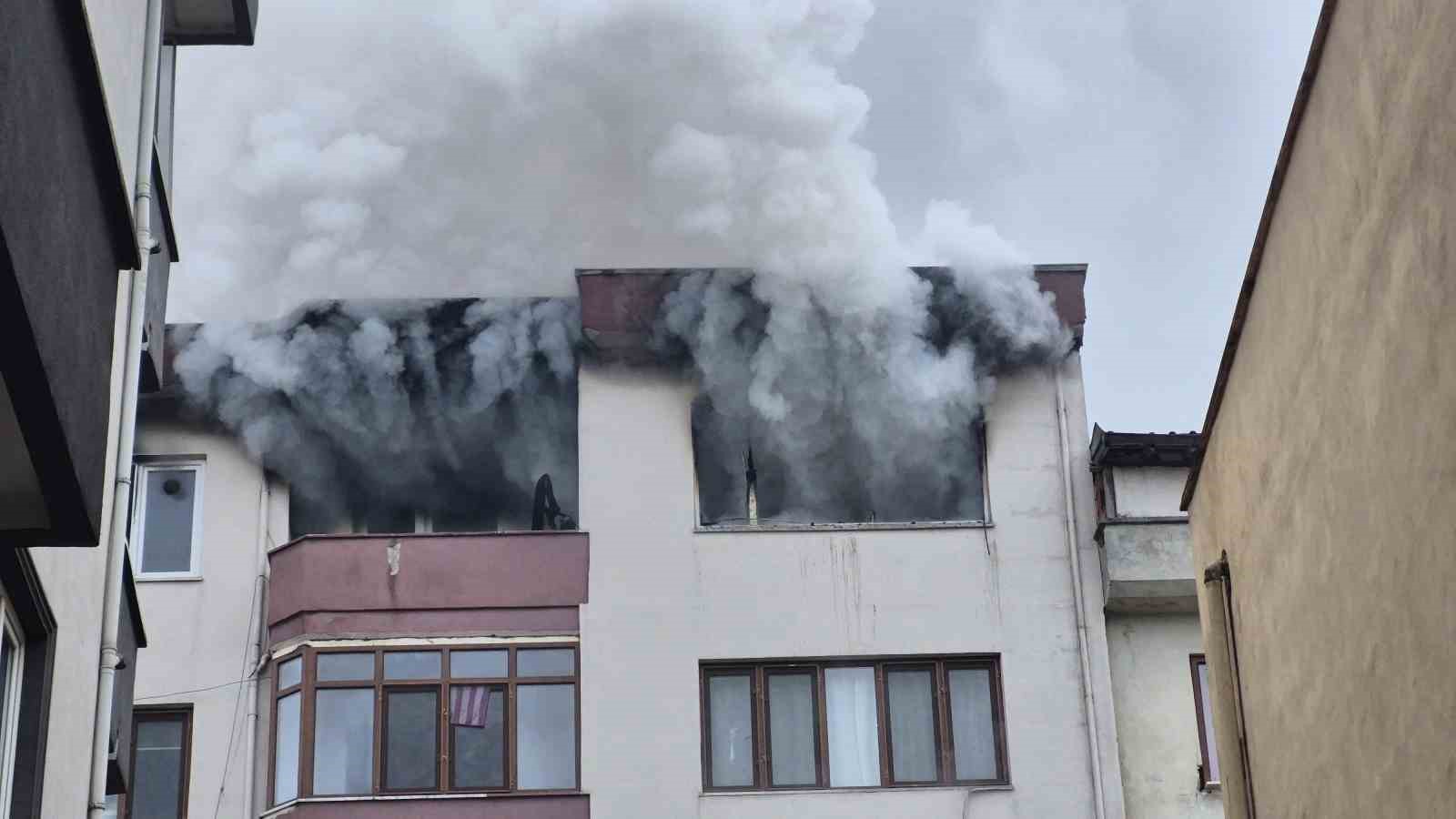 duzcede-5-katli-binanin-en-ust-kati-alevlere-teslim-oldu