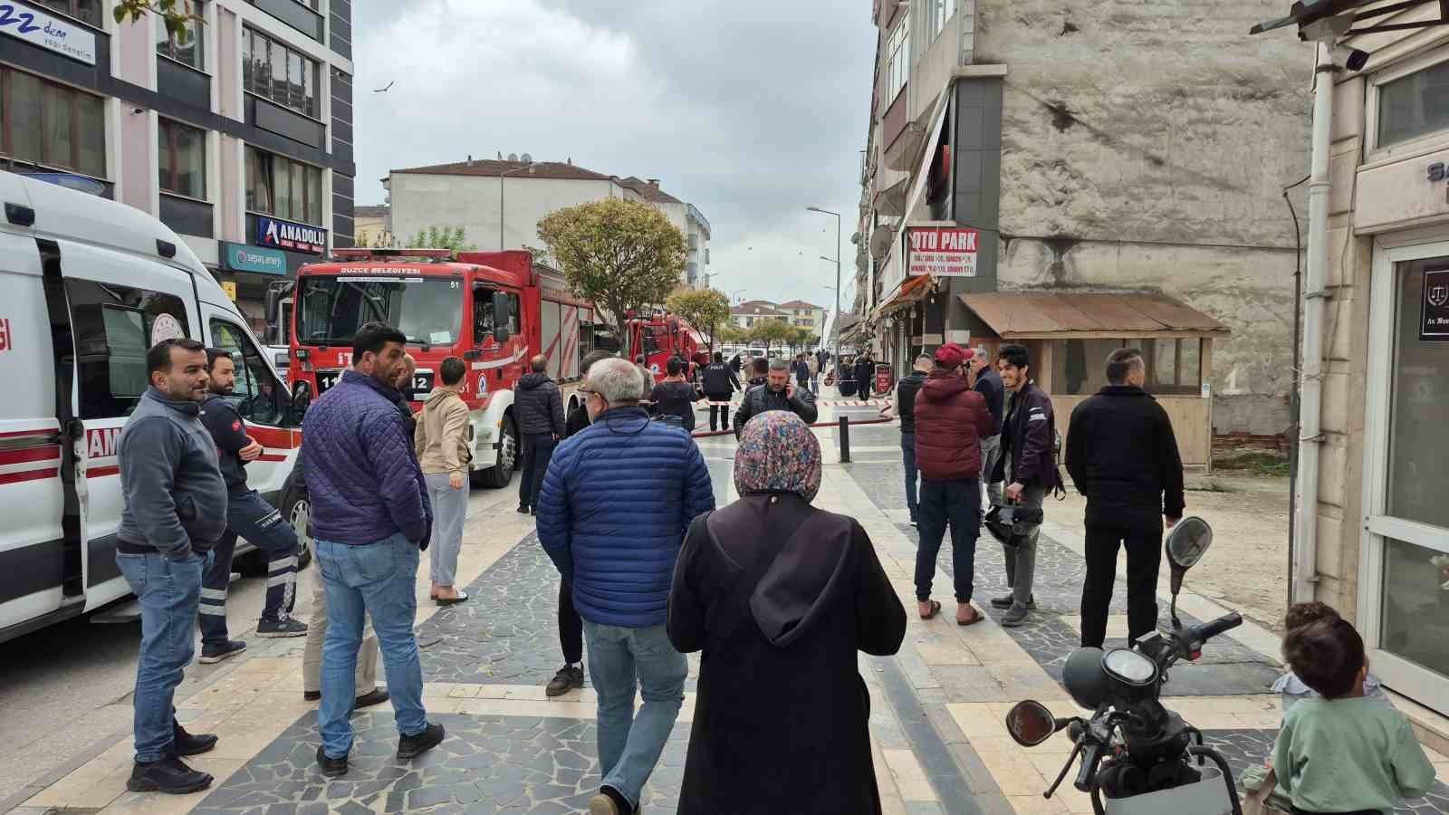duzcede-5-katli-binanin-en-ust-kati-alevlere-teslim-oldu
