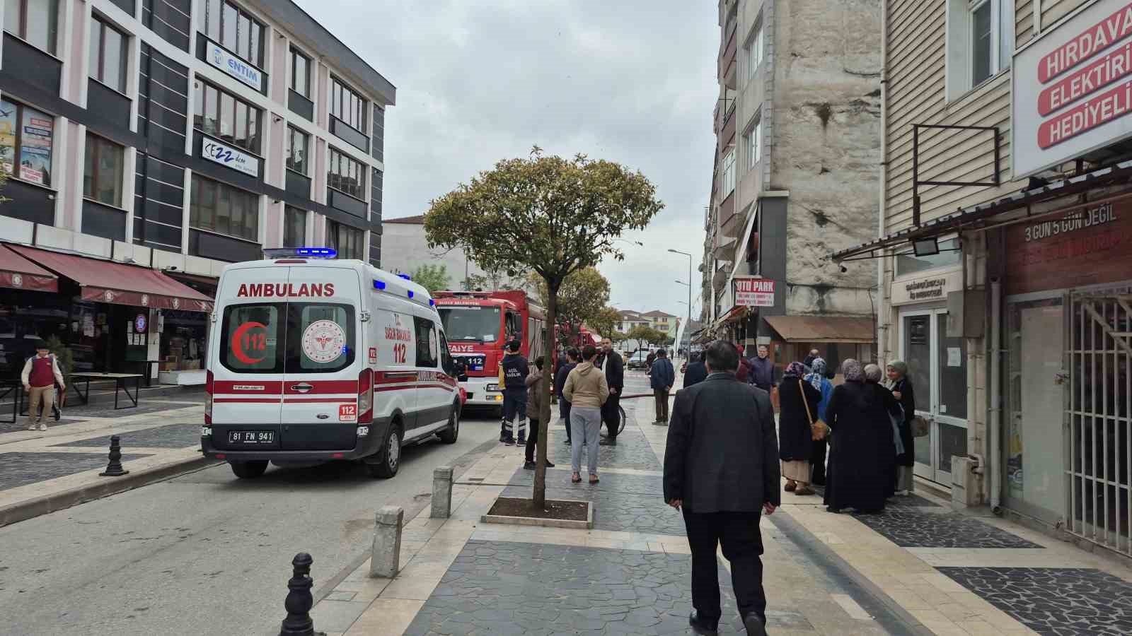 duzcede-5-katli-binanin-en-ust-kati-alevlere-teslim-oldu