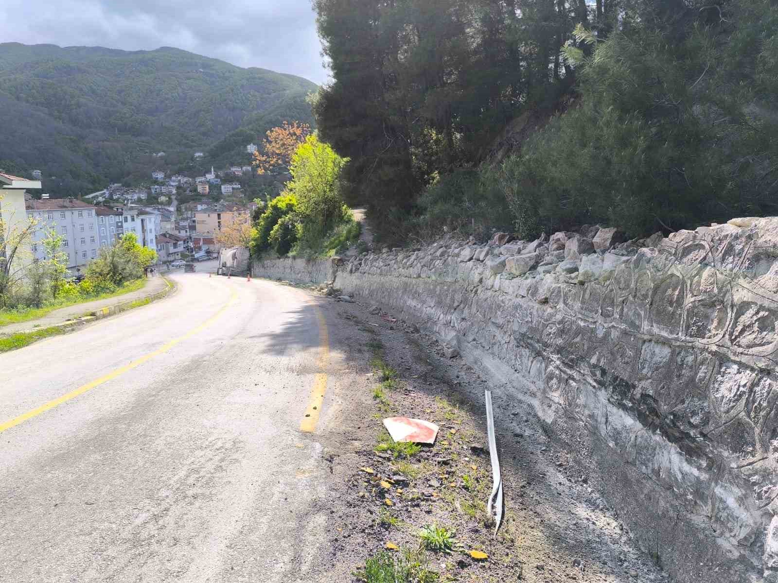 kastamonuda-freni-patlayan-beton-mikseri-istinat-duvarina-carpti-2-yarali