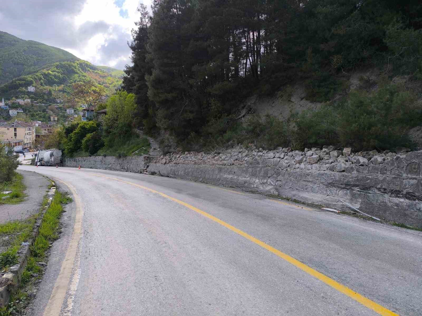 kastamonuda-freni-patlayan-beton-mikseri-istinat-duvarina-carpti-2-yarali