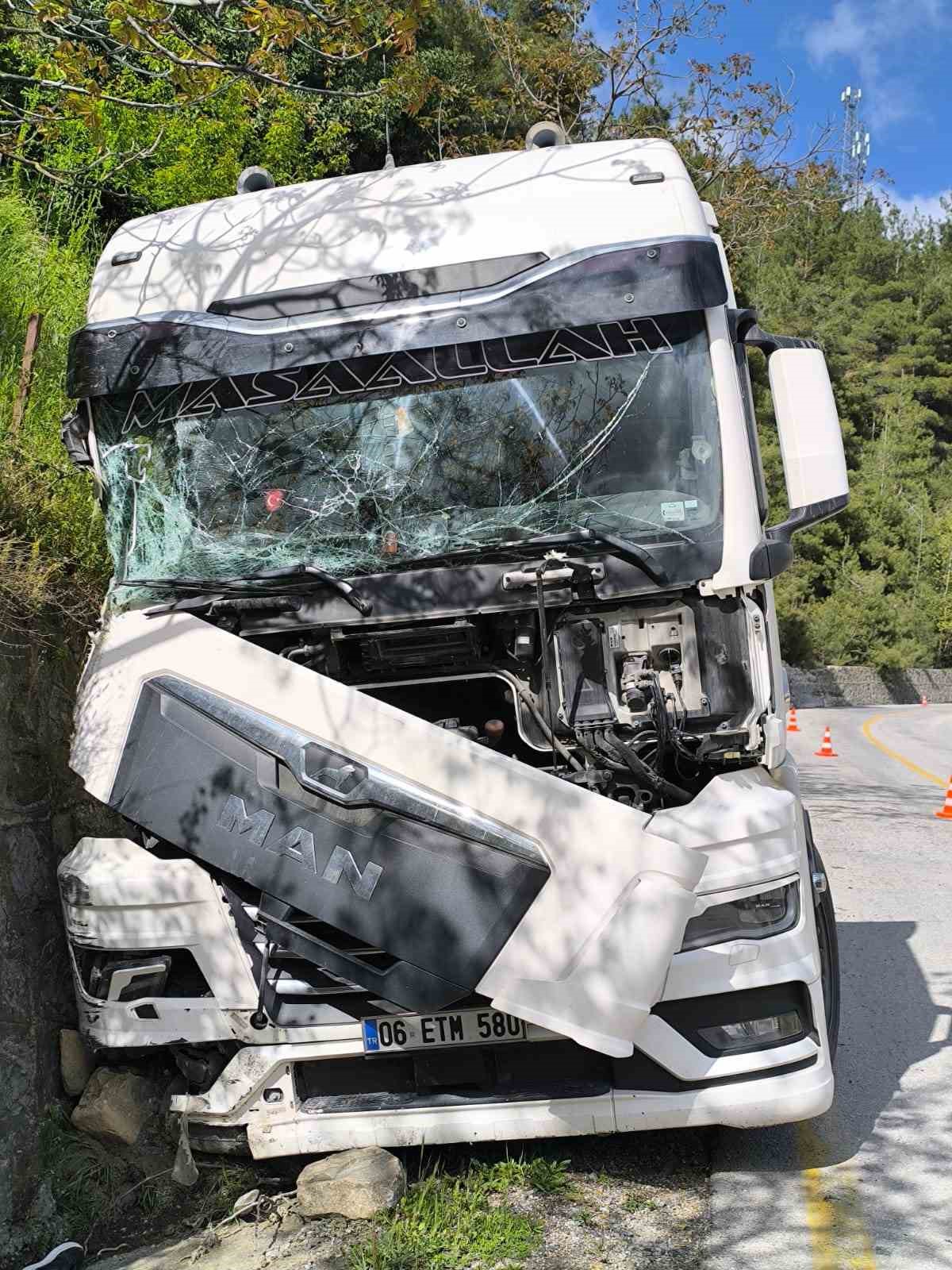 kastamonuda-freni-patlayan-beton-mikseri-istinat-duvarina-carpti-2-yarali