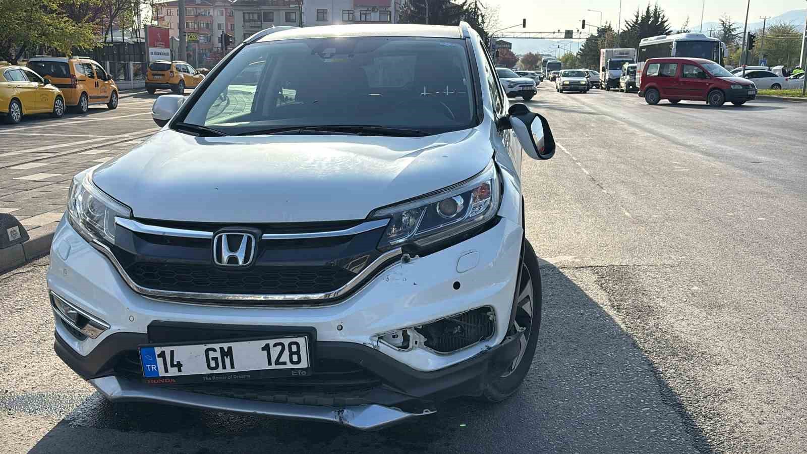 kirmizi-isikta-gecen-cip-motosiklete-carpti-1-yarali
