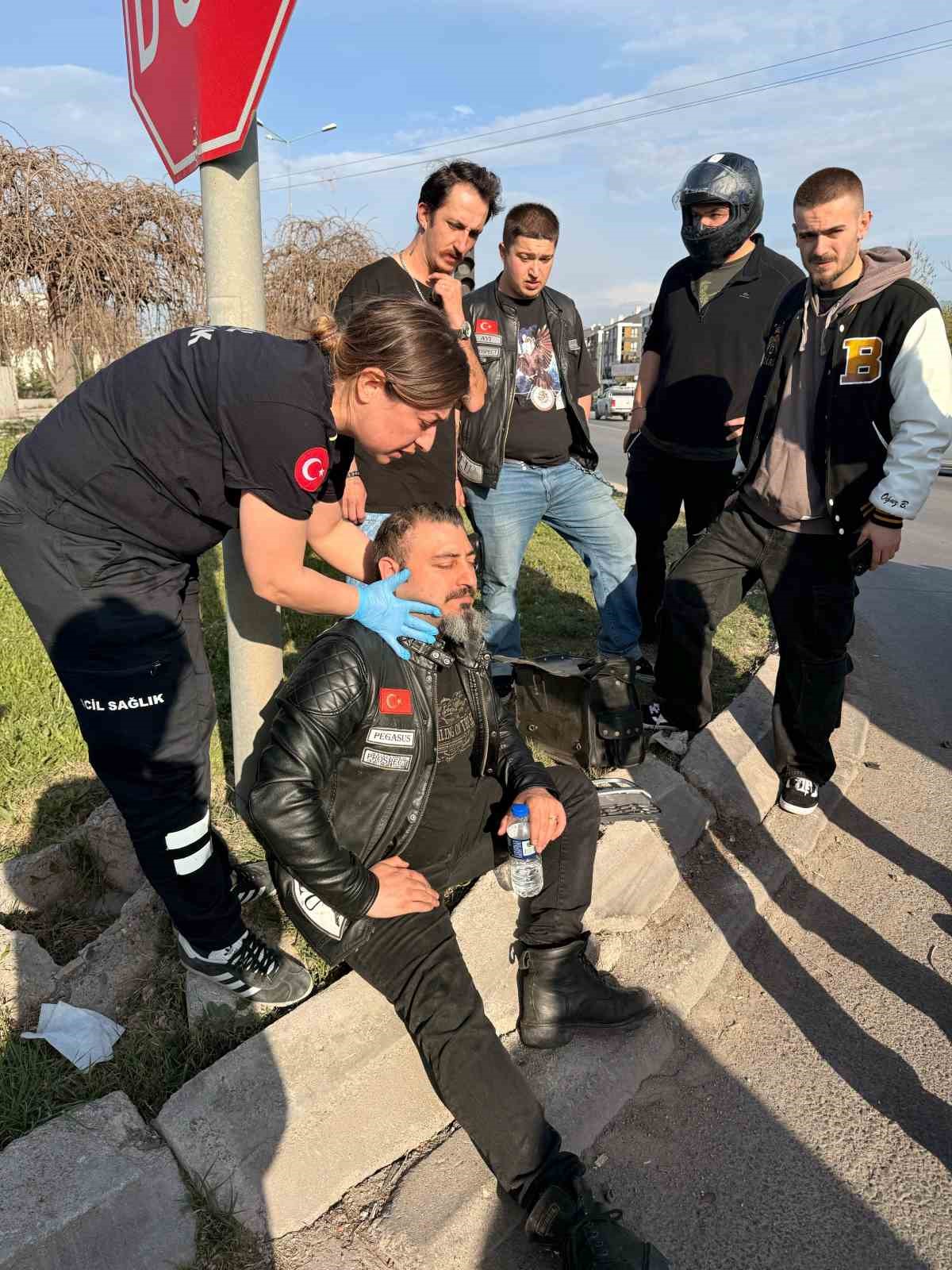 kirmizi-isikta-gecen-cip-motosiklete-carpti-1-yarali
