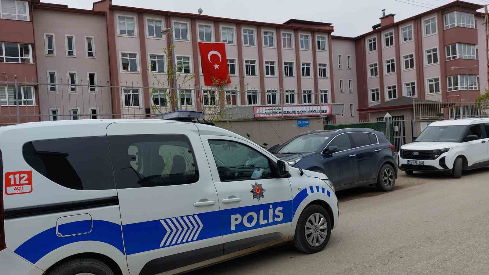 okuldan-atilan-ogrenci-okula-gelip-nobetci-ogretmene-saldirarak-hastanelik-etti