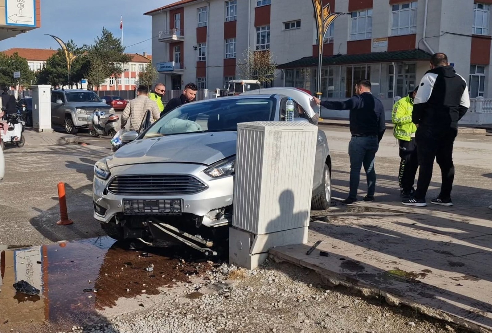 otomobil-elektrik-panosuna-carpti-kaza-ani-kamerada