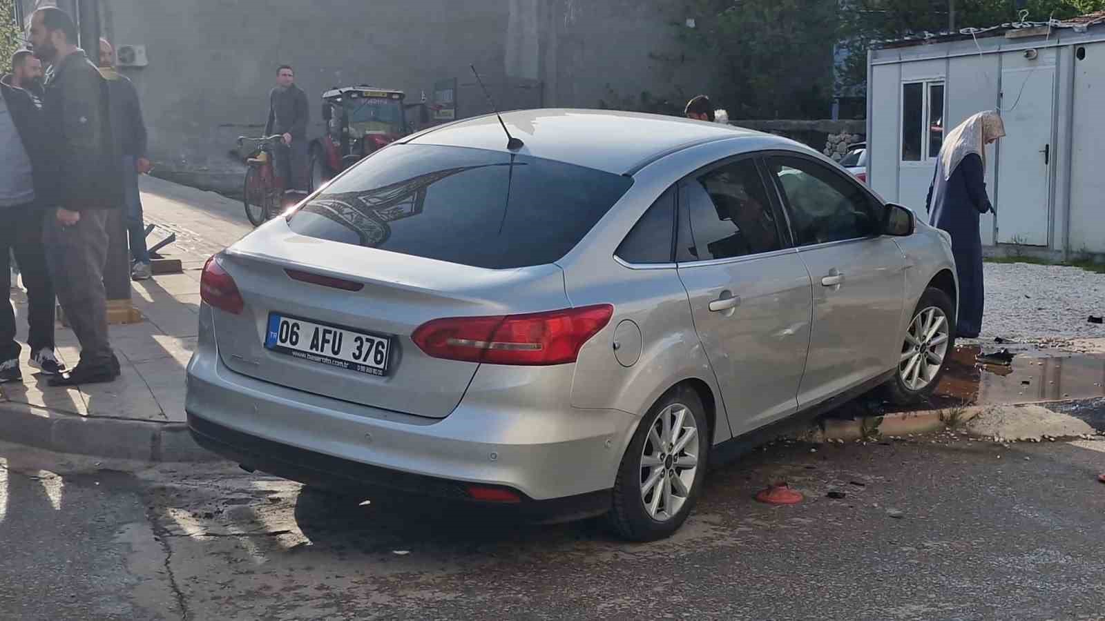 otomobil-elektrik-panosuna-carpti-kaza-ani-kamerada